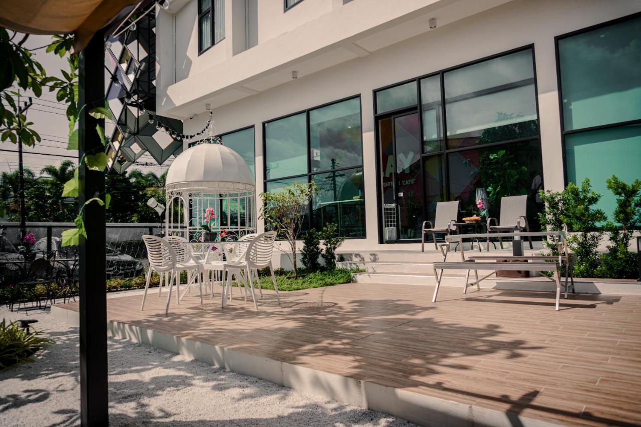 Play Poshtel & Cafe' Hotel